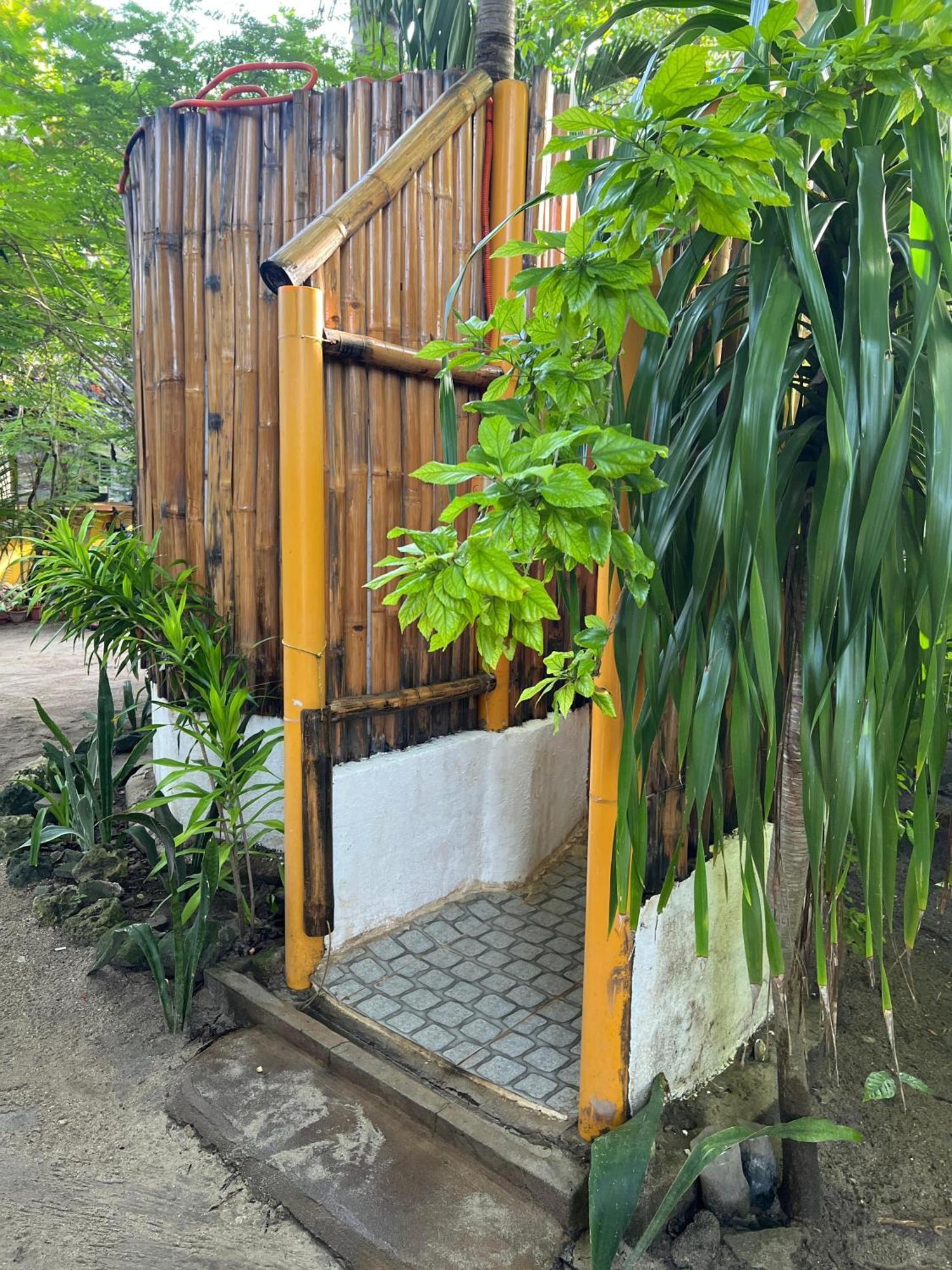 Georgia'S Neverland Hostel Pulau Malapascua Bagian luar foto