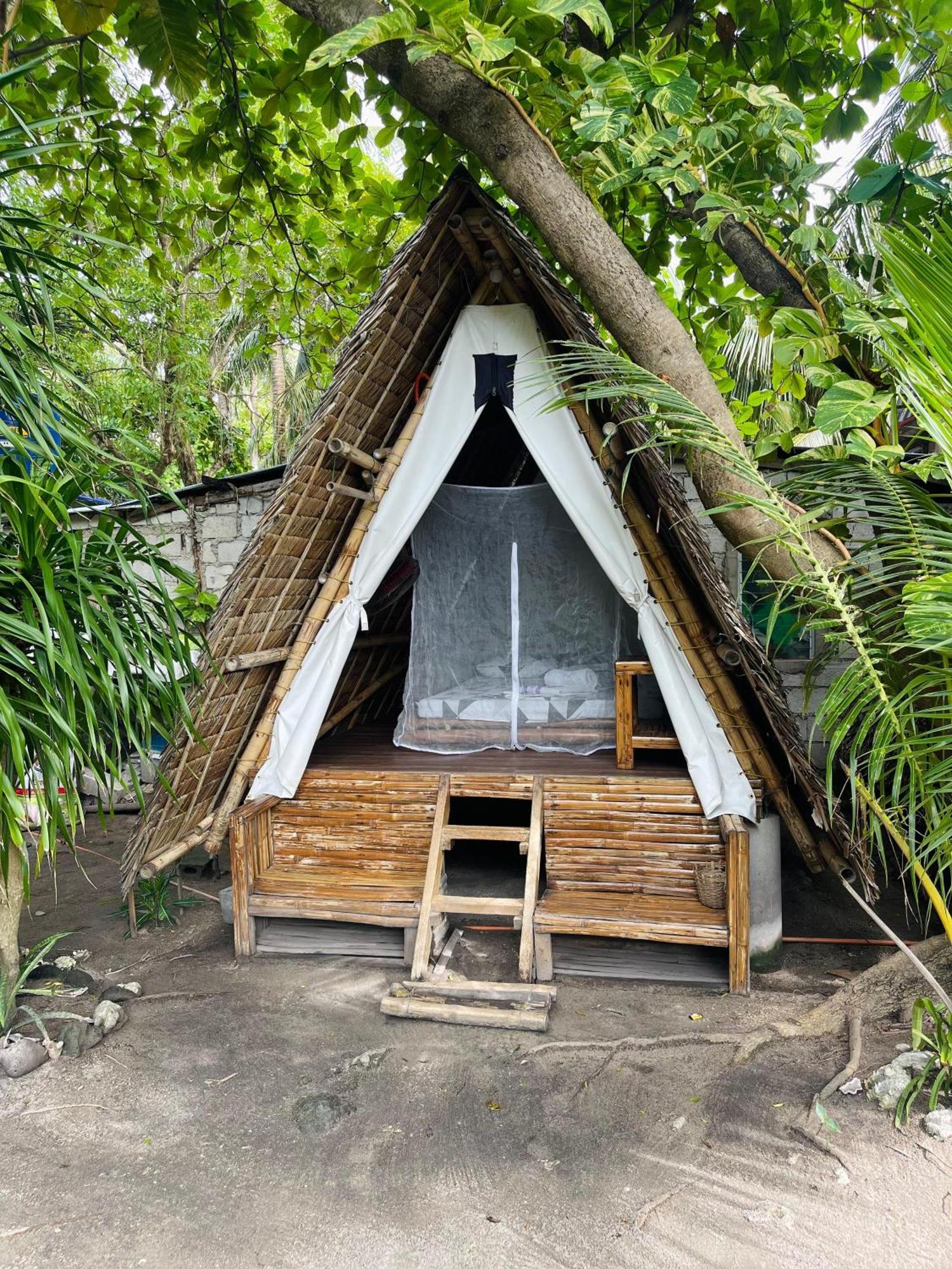 Georgia'S Neverland Hostel Pulau Malapascua Bagian luar foto